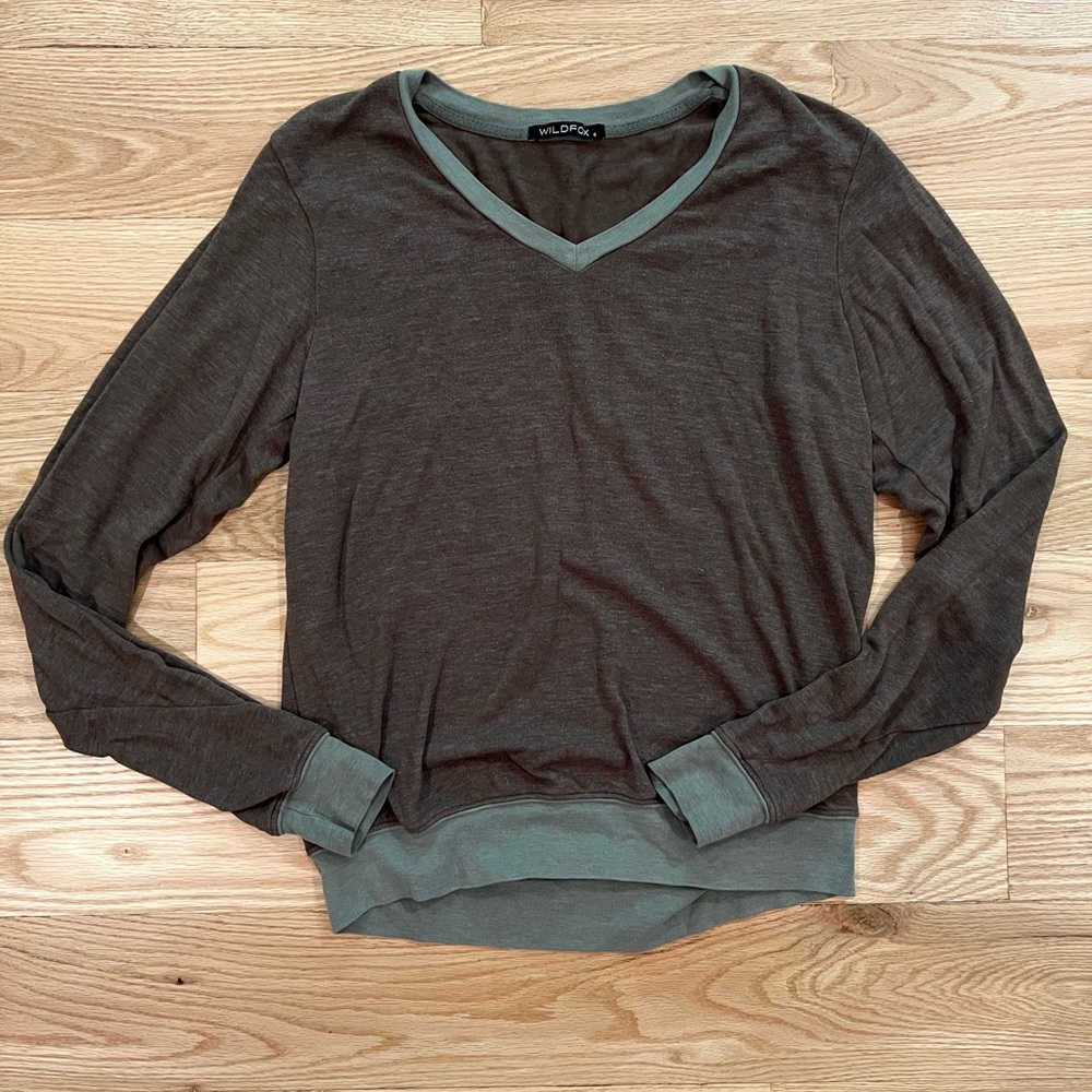 Wild fox olive green long sleeve sweater shirt v neck small
